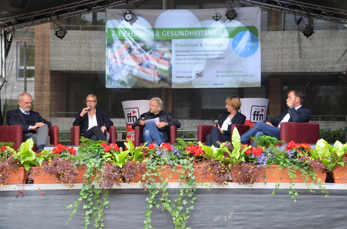 Bürgermeister Wolfgang Nolte, stv. Staatssekretärin Claudia Schröder aus dem Sozialministerium Nds., ffn-Moderator Peter-Michael Zernechel, Nds. Ärztekammerpräsidentin Dr. Martina Wenker und Krankenhausgeschäftsführer Markus Kohlstedde sprechen über die Zukunft der Gesundheitsregion Eichsfeld.