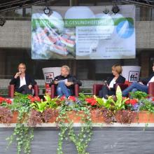 Bürgermeister Wolfgang Nolte, stv. Staatssekretärin Claudia Schröder aus dem Sozialministerium Nds., ffn-Moderator Peter-Michael Zernechel, Nds. Ärztekammerpräsidentin Dr. Martina Wenker und Krankenhausgeschäftsführer Markus Kohlstedde sprechen über die Zukunft der Gesundheitsregion Eichsfeld.